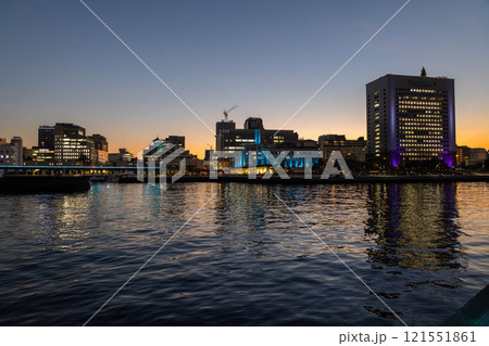 ライトアップされた横浜港の夕景 121551861