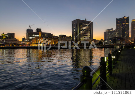ライトアップされた横浜港の夕景 121551862