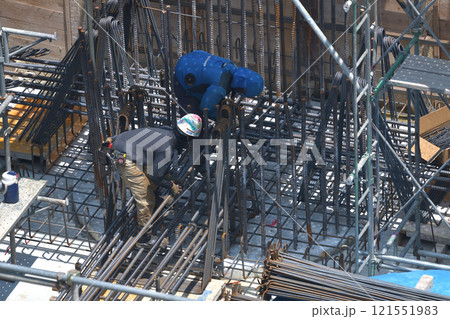 新築マンションの工事現場　鉄筋工の作業風景 121551983