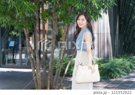 オフィス街を歩くビジネスウーマン オフィス街を歩くビジネスウーマン 121552022