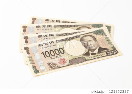 白背景に4万円 121552337