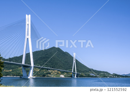 しまなみ海道にかかる多々羅大橋と青い空 しまなみ海道にかかる多々羅大橋と青い空 121552592
