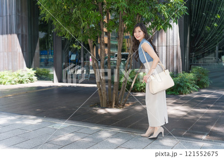 オフィス街を歩くビジネスウーマン 121552675