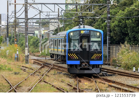 浅野駅の海芝浦支線に進入する鶴見線E131系電車 121553739