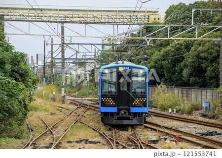 浅野駅の海芝浦支線に進入する鶴見線E131系電車 121553741