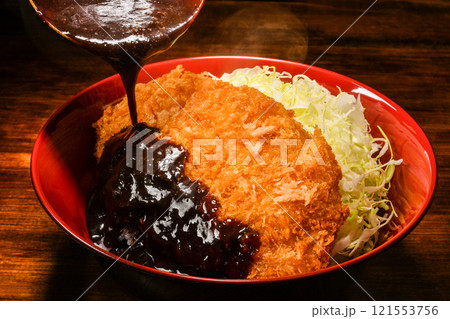 カツ丼にみそソースをかける 121553756