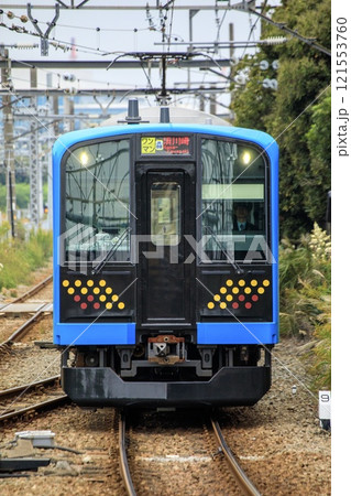 鶴見線、浅野駅付近を走る鶴見線E131系電車 121553760