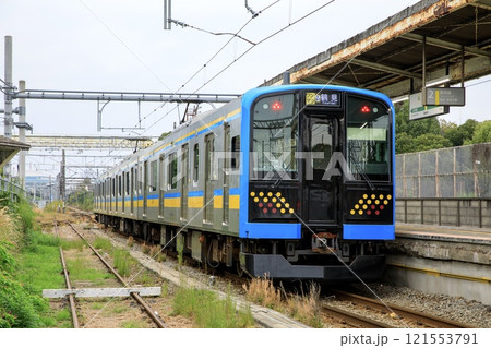 鶴見線、浅野駅に停車中のE131系電車 121553791