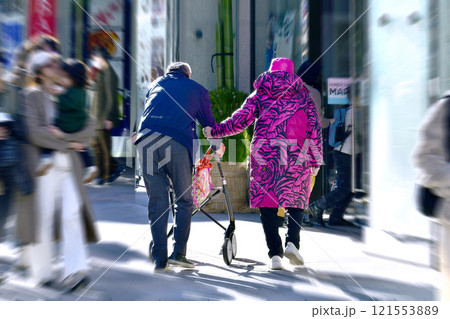 日本の東京都市景観 高齢化社会…年の瀬の街に出かけて…=29日、東京都内(銀座) 日本の東京都市景観 高齢化社会…年の瀬の街に出かけて…=29日、東京都内(銀座) 121553889