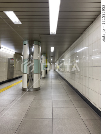 駅出入口の通路の無人② 121553952