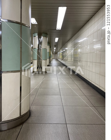 駅出入口の通路の無人① 121553953