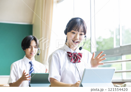 オンライン英会話　授業　教室　男女　高校　中学校　ICT 121554420