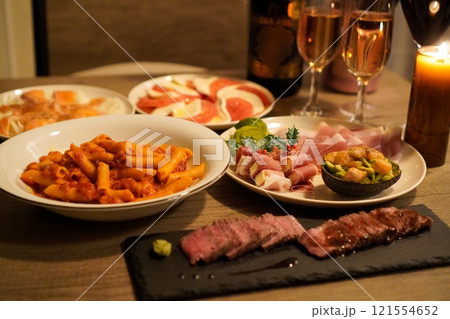 ローストビーフやカプレーゼなどイタリアンなクリスマスのご馳走 121554652