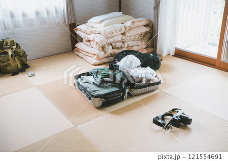 部屋の片隅にたたまれた布団 部屋の片隅にたたまれた布団 121554691