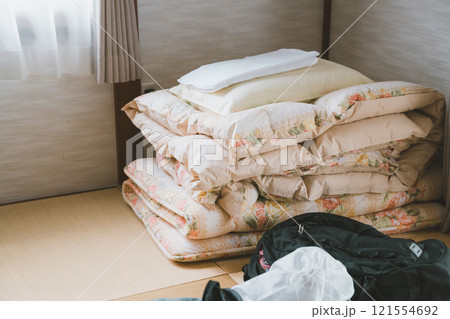 部屋の片隅にたたまれた布団 部屋の片隅にたたまれた布団 121554692