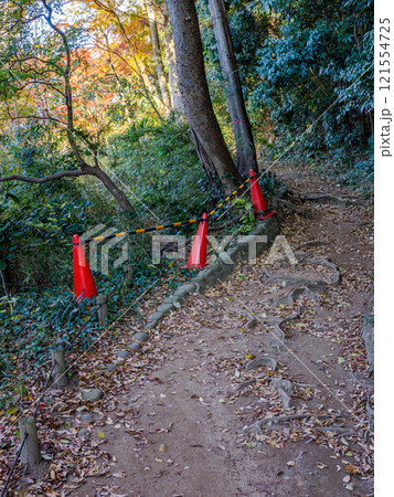 天候等の理由で発生する公園内の危険箇所に設置された立入禁止柵 121554725