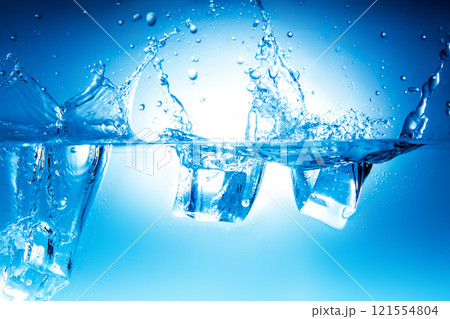 氷　水　スプラッシュ　水しぶき 121554804
