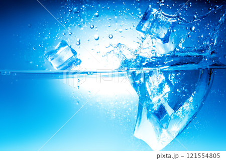氷 水 スプラッシュ 水しぶき 氷 水 スプラッシュ 水しぶき 121554805