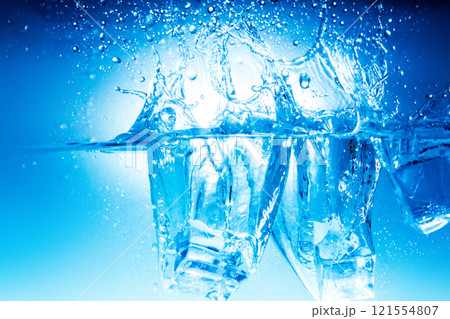 氷　水　スプラッシュ　水しぶき 121554807