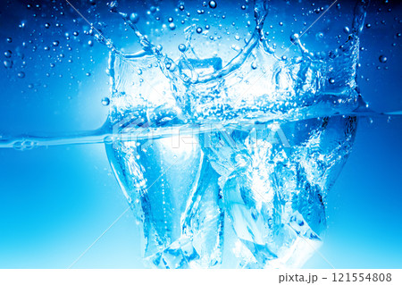 氷　水　スプラッシュ　水しぶき 121554808