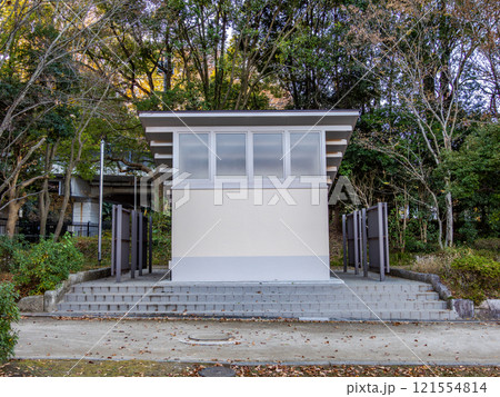公園に設置された公衆トイレの外観 121554814