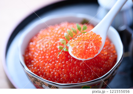 お皿に盛り付けたイクラ お皿に盛り付けたイクラ 121555056