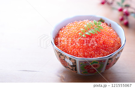 お皿に盛り付けたイクラ お皿に盛り付けたイクラ 121555067