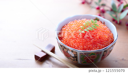 お皿に盛り付けたイクラ 121555070