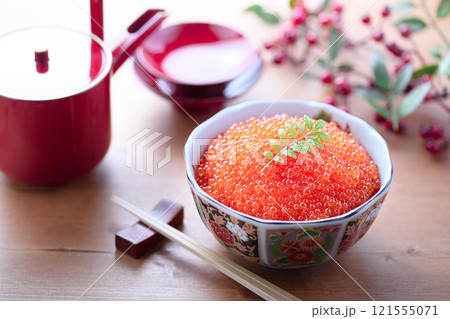 お皿に盛り付けたイクラ 121555071