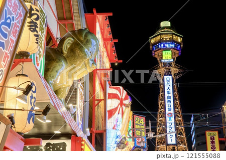大阪府、通天閣と新世界の夜景 121555088