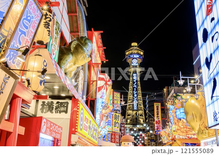 大阪府、通天閣と新世界の夜景 121555089