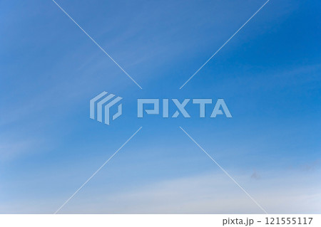 《背景素材》空素材・空イメージ・青空・薄雲 121555117