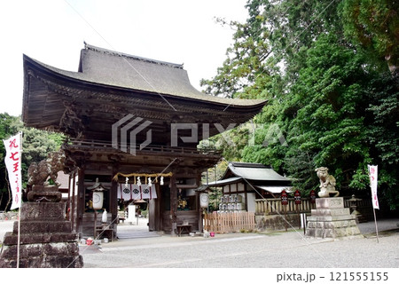 滋賀県野洲市　御神神社の楼門と社殿 121555155
