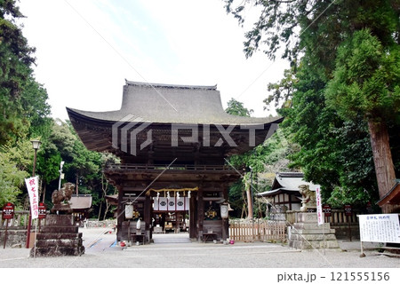 滋賀県野洲市　御神神社の楼門と社殿 121555156