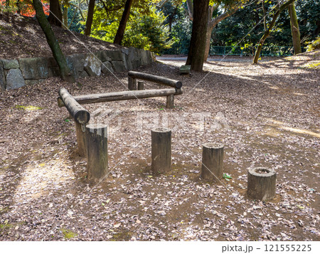 公園に置かれた木製遊具 121555225