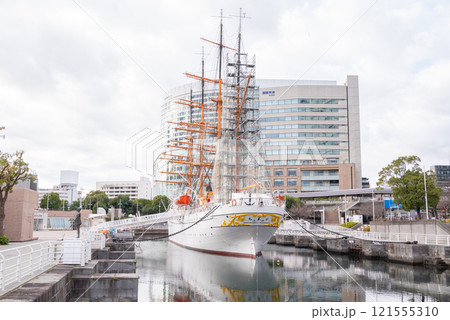 横浜、桜木町に停泊する日本丸 121555310