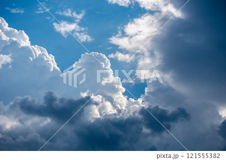 青空と迫力ある雲のコントラスト 121555382