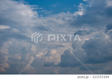 穏やかな青空に広がる雲の風景 121555384