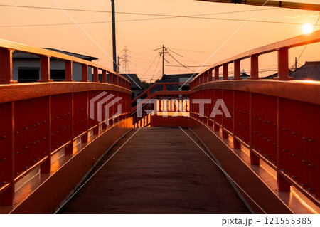 夕焼けに染まる歩道橋 121555385