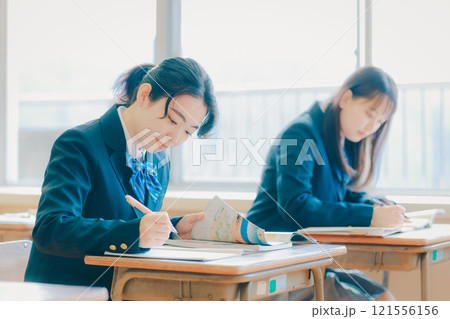 教室で授業を受ける女子高生 教室で授業を受ける女子高生 121556156