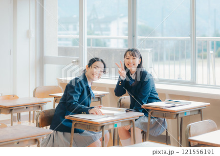 教室でクラスメイトと楽しく過ごす女子高生 教室でクラスメイトと楽しく過ごす女子高生 121556191