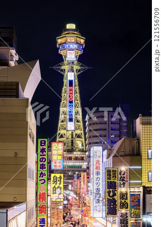 大阪府、通天閣と新世界の夜景 121556709