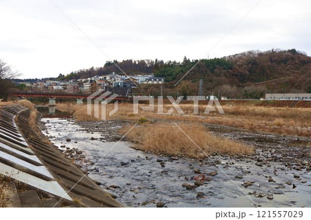 冬の広瀬川と河川敷 121557029