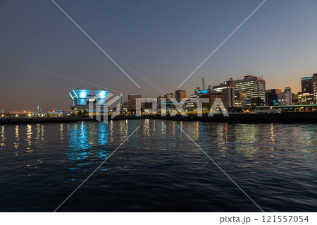 ライトアップされた横浜港の夕景　大さん橋ふ頭ビル前桟橋とマリンタワー 121557054