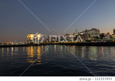 ライトアップされた横浜港の夕景 大さん橋ふ頭ビル前桟橋とマリンタワー ライトアップされた横浜港の夕景 大さん橋ふ頭ビル前桟橋とマリンタワー 121557055