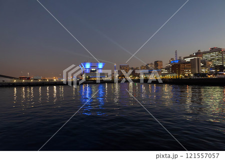 ライトアップされた横浜港の夕景　大さん橋ふ頭ビル前桟橋とマリンタワー 121557057