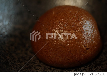 お饅頭のアップ 121557334