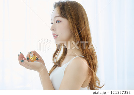 化粧水をつける女性 121557352