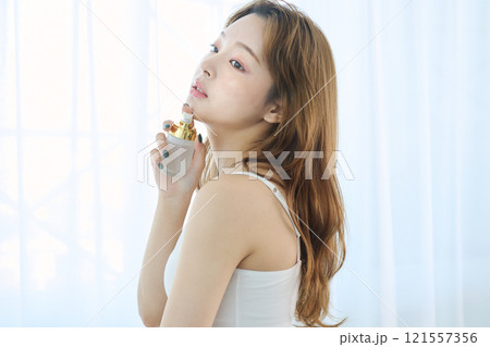 化粧水をつける女性 121557356