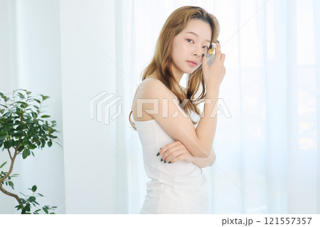 化粧水をつける女性 化粧水をつける女性 121557357
